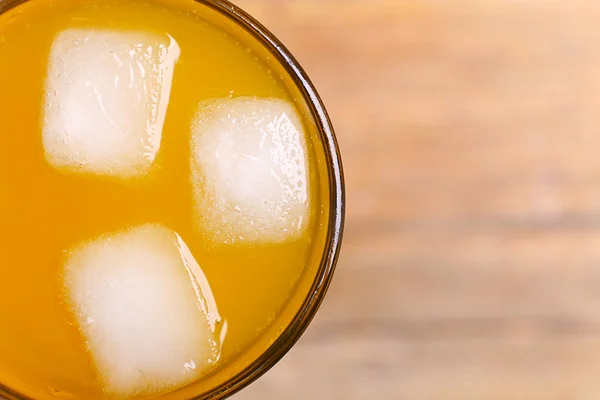 Vaso de zumo de naranja con hielo — Foto de Stock