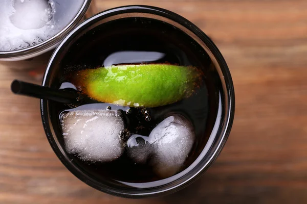Cocktails avec tranches de citron vert et glace — Photo