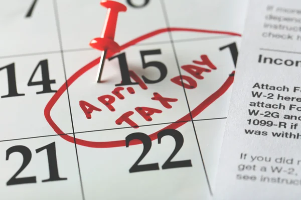 Написан апрельский налоговый день — стоковое фото