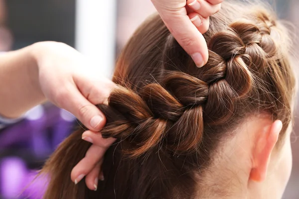 Parrucchiere treccia clienti capelli — Foto Stock