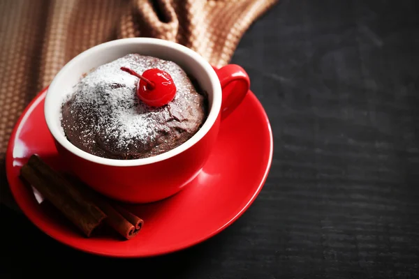 Chocolate cake in a red mug with a cherry — Stock Photo, Image