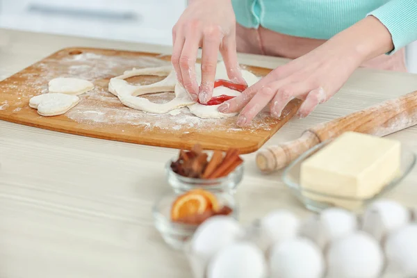 Jonge vrouw uitsnijden van harten — Stockfoto