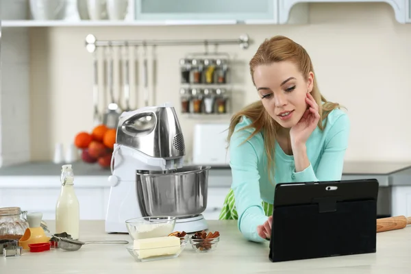 Jeune femme utilisant une tablette — Photo