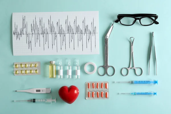 Mesa de médico com itens médicos — Fotografia de Stock