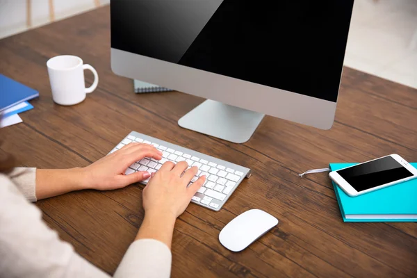 Femme tapant sur le clavier — Photo