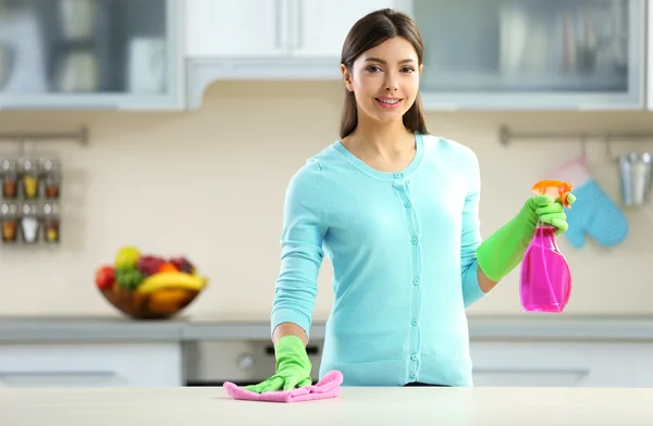 Hermosa mujer con guantes protectores —  Fotos de Stock