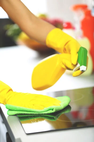 Mujer con guantes protectores — Foto de Stock