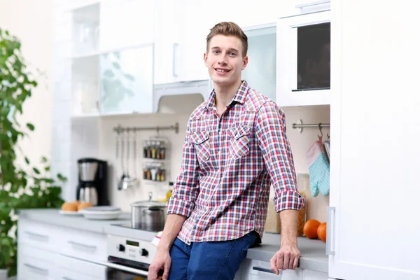Pria tampan di dapur yang cerah — Stok Foto