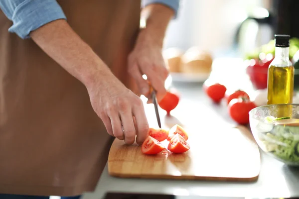 Homem cozinhar jantar na cozinha — Fotografia de Stock