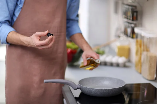 Homme cuisine dans la cuisine — Photo