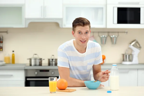 Man having breakfast in kitchen — Stock Photo, Image