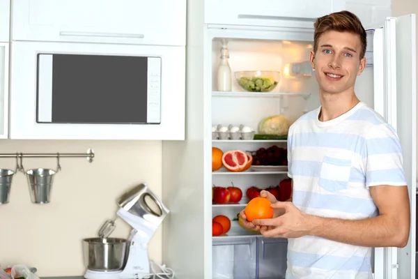 Hombre tomando alimentos del refrigerador — Foto de Stock