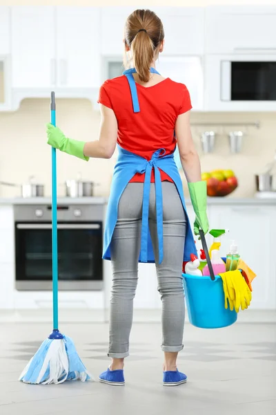 Kobieta z podłogi mopem — Zdjęcie stockowe