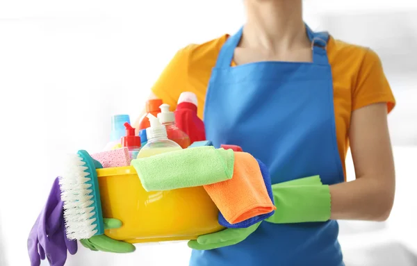 Mujer sosteniendo lavabo de plástico — Foto de Stock