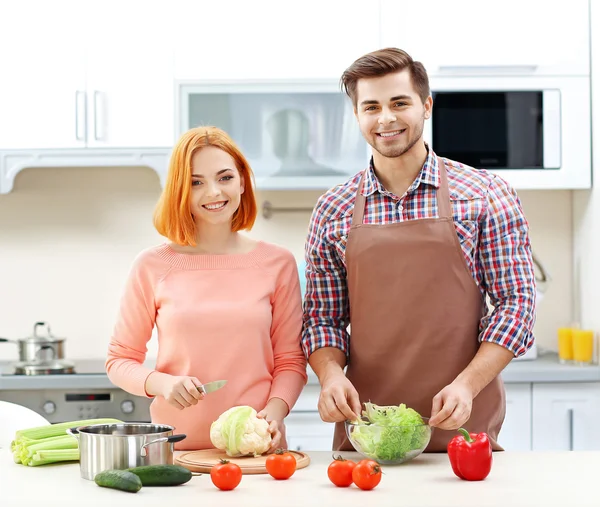 Couple cooking salad on the kitchen — Stock Photo, Image