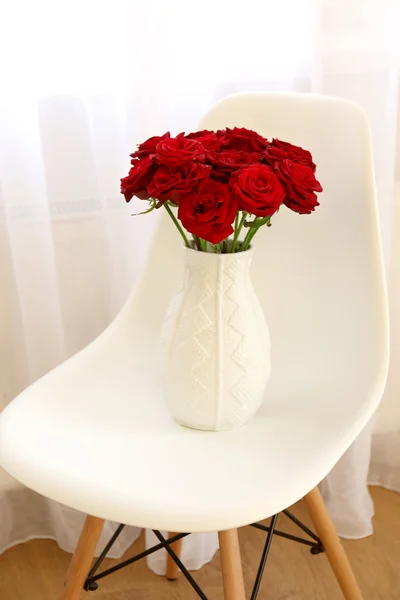 Red roses on chair — Stock Photo, Image