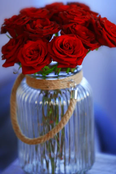 Красные розы в стеклянной банке — стоковое фото