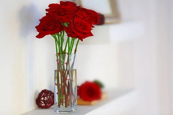 Vase of red roses — Stock Photo, Image