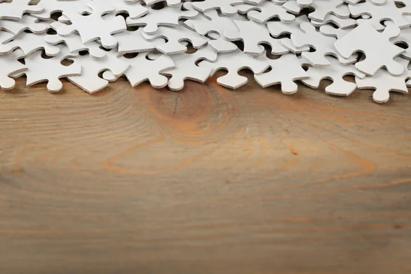 Puzzles sur table en bois — Photo