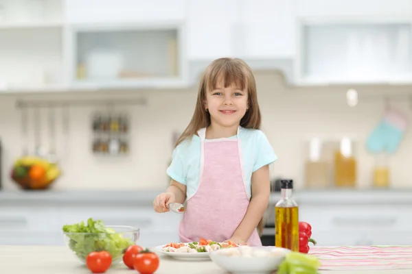 Menina com salada de legumes — Fotografia de Stock