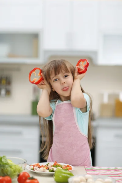 食品を準備する少女 — ストック写真