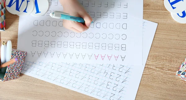 Niña aprendiendo a escribir inglés —  Fotos de Stock