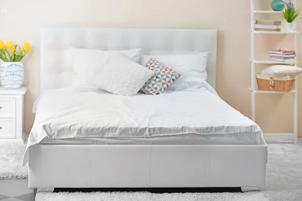 Сучасна біла інтер'єрна спальня — стокове фото