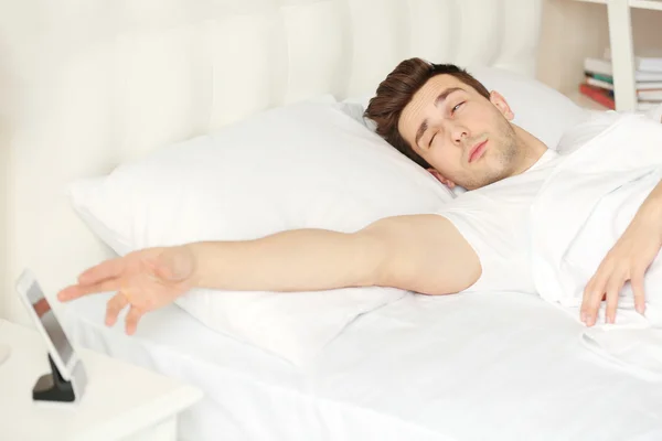 Hombre despierta con alarma — Foto de Stock