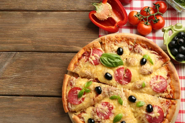 Färskt bakad pizza, ovanifrån — Stockfoto