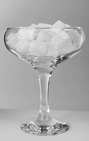 Glas gefüllt mit Klumpen Zucker — Stockfoto