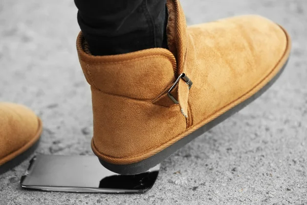 Bir cep telefonu kırma erkek çizmeler — Stok fotoğraf