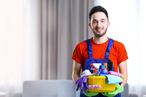 Man Met Plastic Bekken Met Detergenten Binnenshuis — Stockfoto