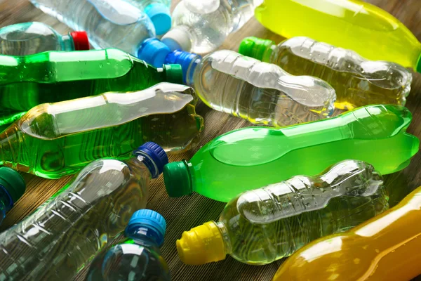 Agua embotellada en la mesa — Foto de Stock