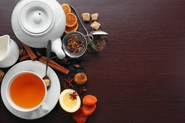 Tazza di tè e deliziosi ingredienti — Foto Stock