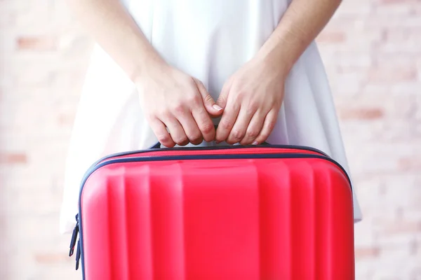 Kobieta trzyma dużą walizkę czerwony — Zdjęcie stockowe
