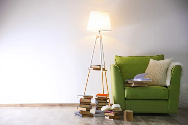 Stapel boeken op verdieping — Stockfoto