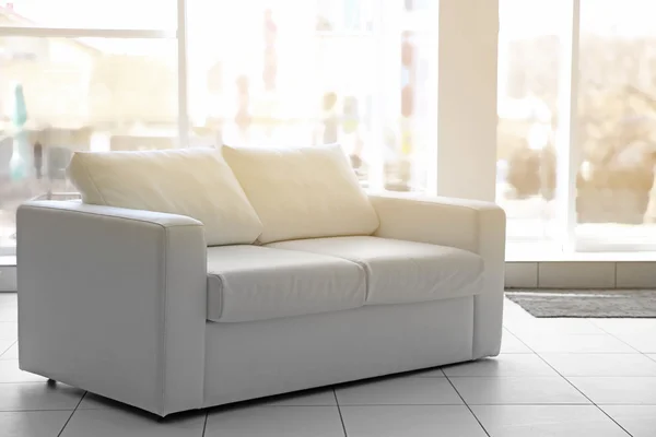 Sofa im gemütlichen Zimmer — Stockfoto