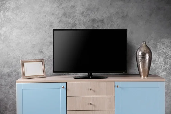 Grote houten kast en Tv. — Stockfoto