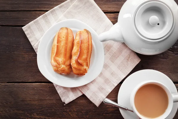 Milk tea with eclairs — Stock Photo, Image