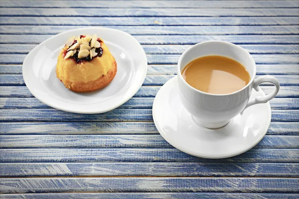 Melkthee bij dessert — Stockfoto