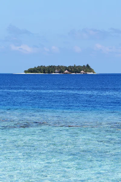 Морской пейзаж с маленьким островом — стоковое фото