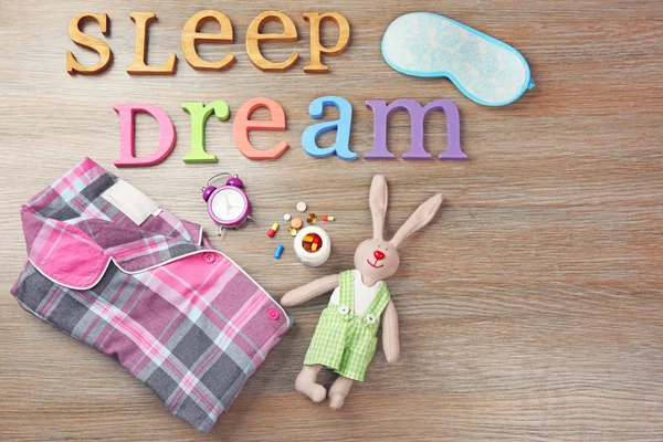 Palabras Sueño y Dormir con pequeño juguete — Foto de Stock