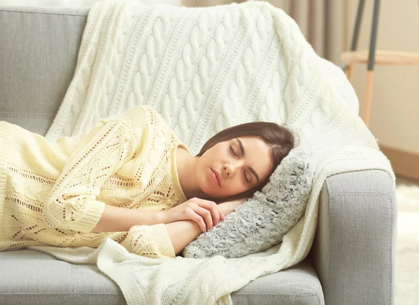 Mujer joven durmiendo en el sofá — Foto de Stock