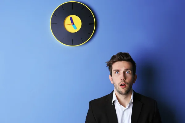 Man in standing beside a big clock — Stock Photo, Image