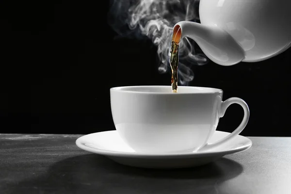 Verter el té en la taza — Foto de Stock