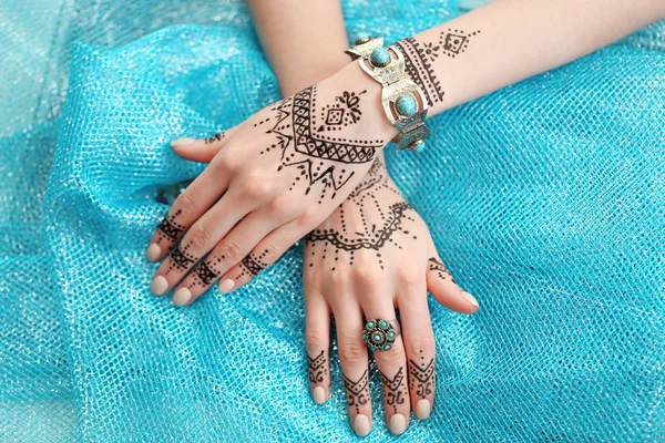 Henna ornament på flickans hand — Stockfoto