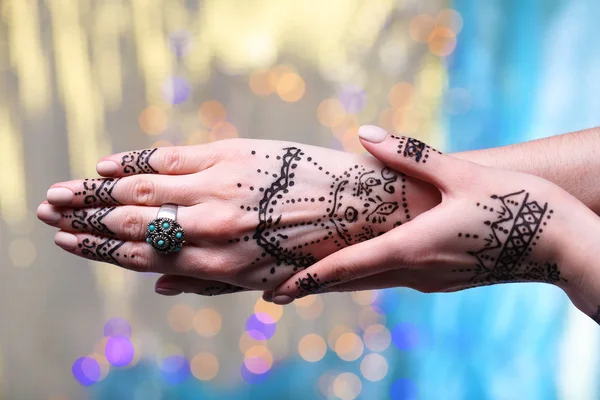 Henna ornaments on girl's hand — Stock Photo, Image