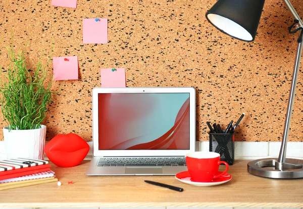 Posto di lavoro con computer portatile sul tavolo — Foto Stock