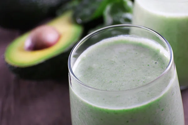 Avokado smoothie på träbord — Stockfoto