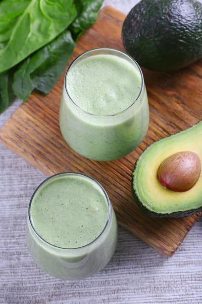 Smoothie abacate na placa de corte de madeira — Fotografia de Stock